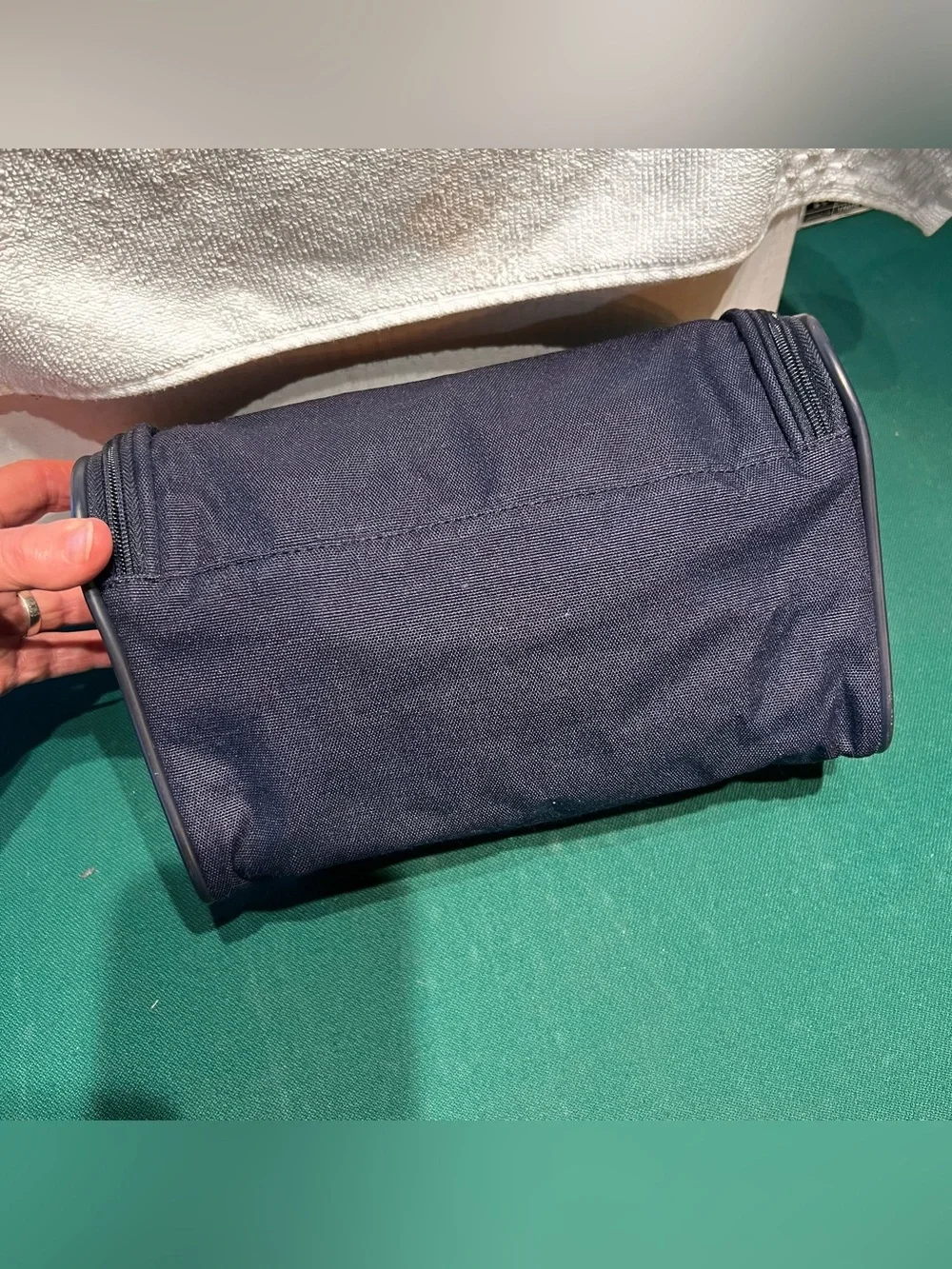 American Tourister Travel Bathroom Bag Lined Elastic Straps Zipper compartment